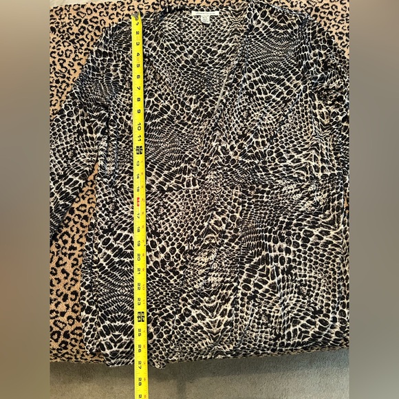 Kenneth Cole NWOT Leopard Print Top P2P is 19-1/2 - Picture 8 of 8